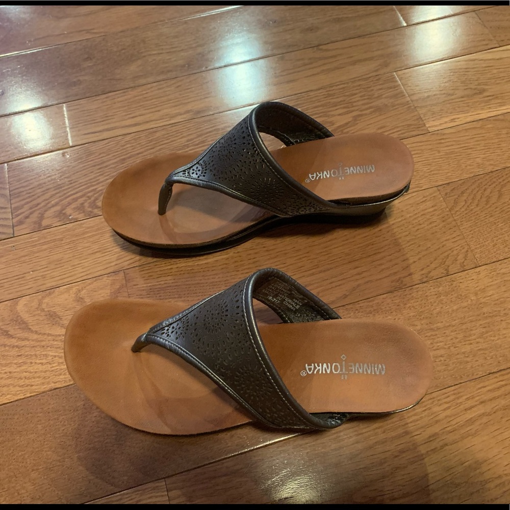 Minnetonka Wedge Sandals Size 8 Pewter